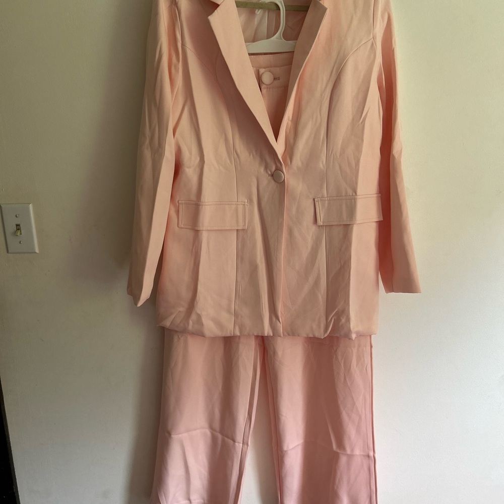 Sophisticated Pink Pantsuit with Structured Shoulders
